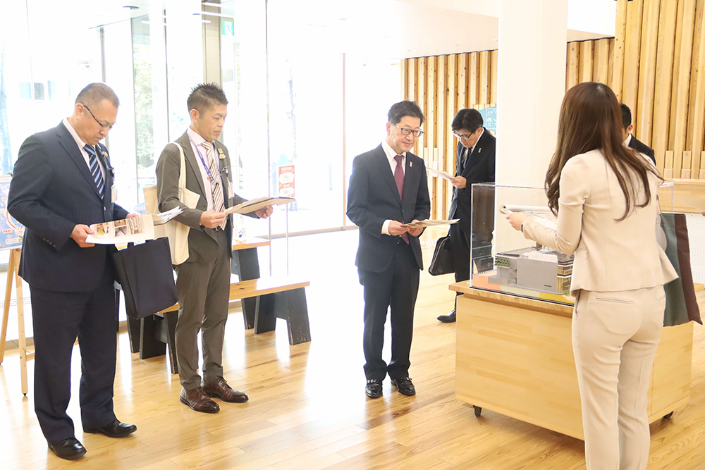 高知県知事がしさつする様子の広めの画像