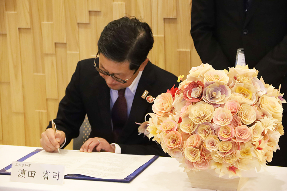 署名する高知県知事の画像