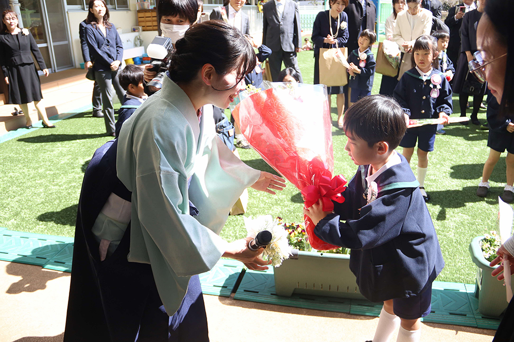 担任に花束を贈呈する修了児の画像