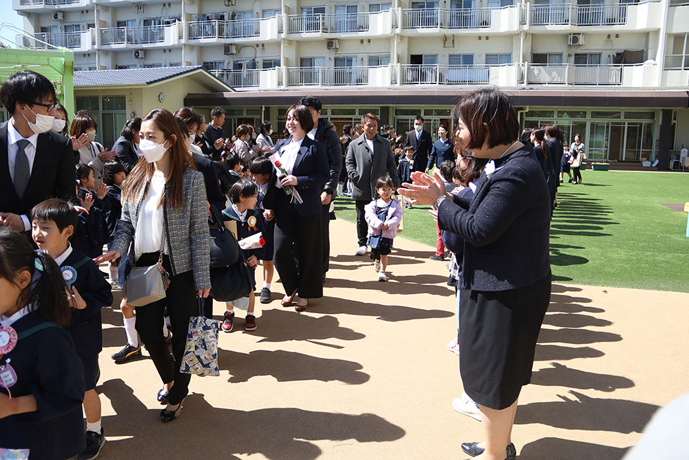 見送られて園を後にする修了児たちの画像