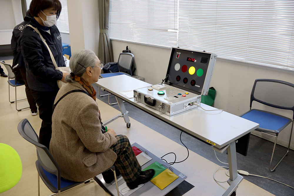 ご婦人が反射神経・判断力をチェックしている画像