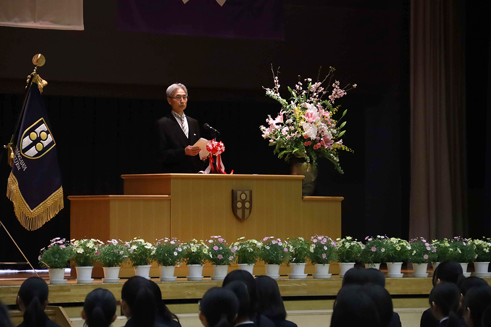 式辞を話している荒川校長の画像