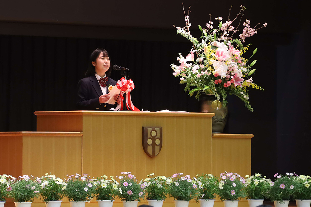 答辞をしている卒業生代表の画像