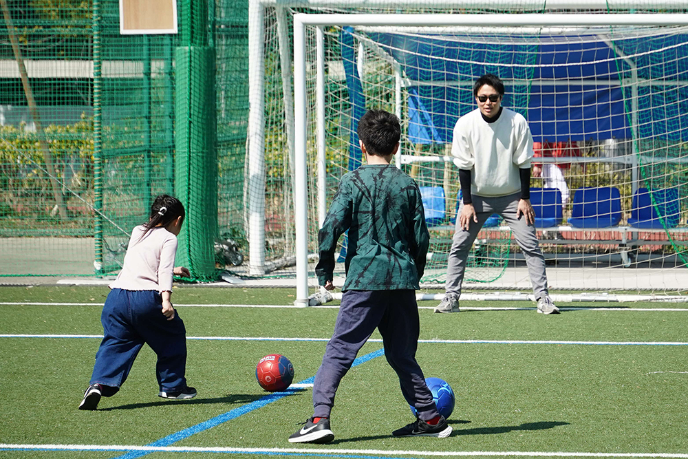 サッカーと楽しむ親子の画像