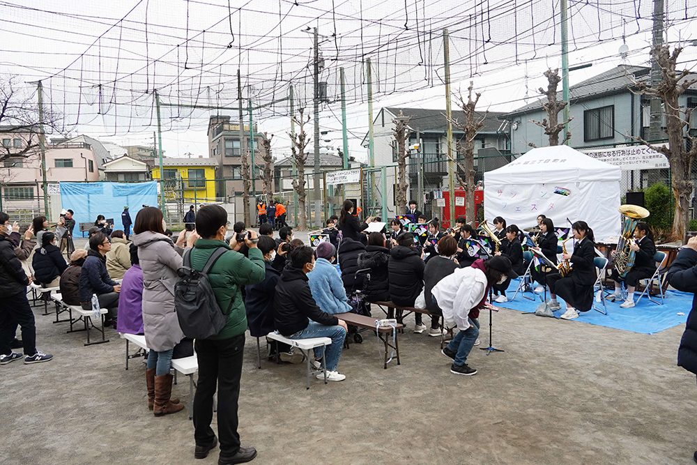 吹奏楽部が演奏している画像