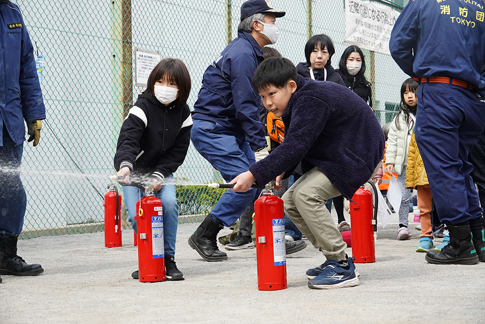 消火器体験をしている画像