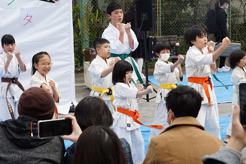 空手の演武をしている画像