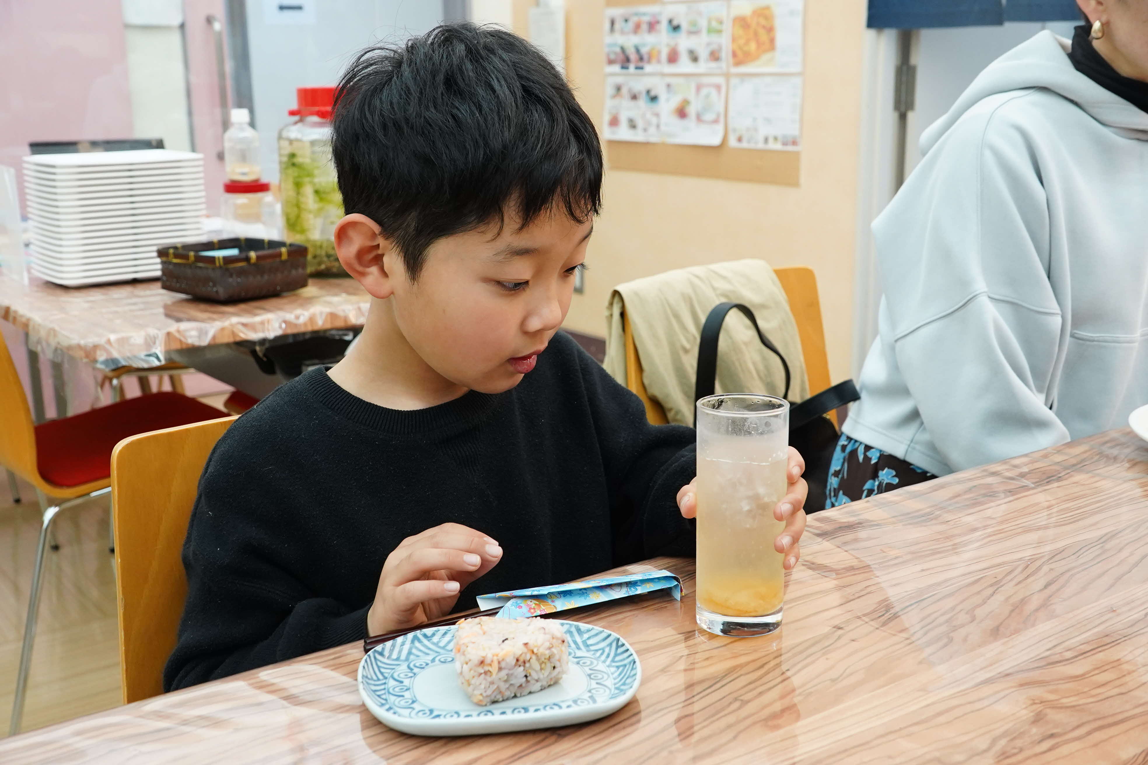 おにぎりを提供された子どもの写真