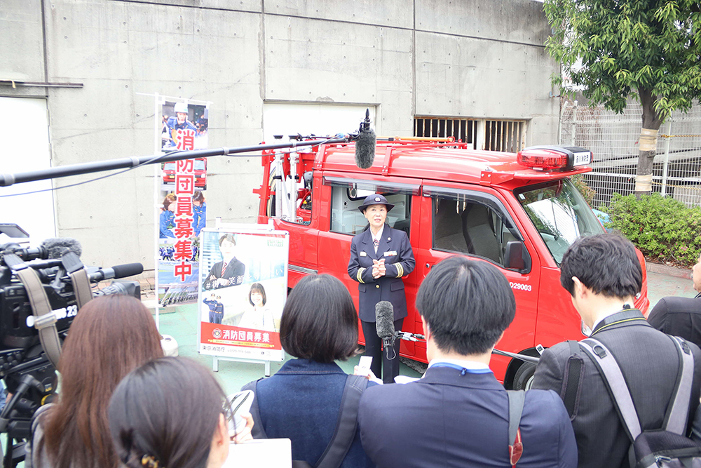 報道陣と女性消防団長の画像