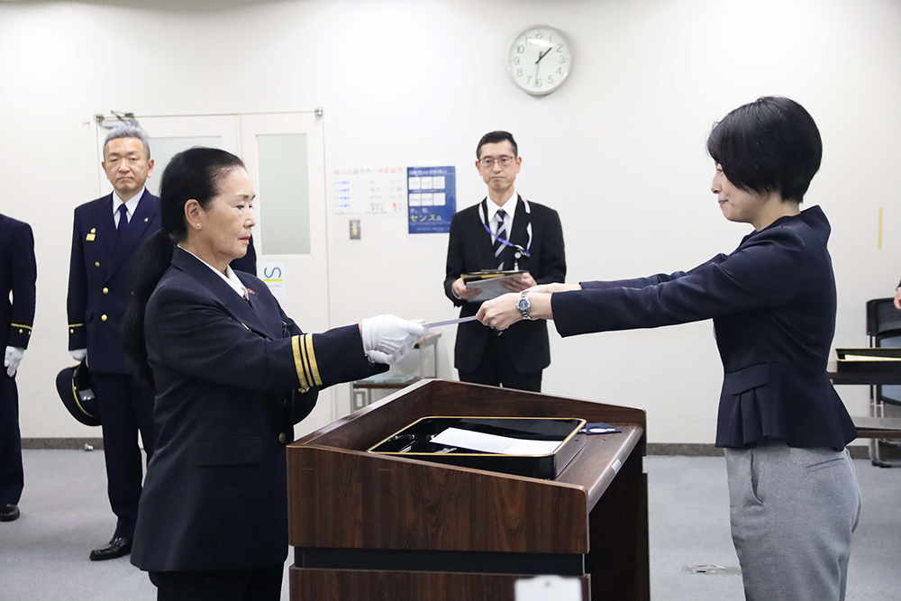 森澤区長から任命される女性消防団長