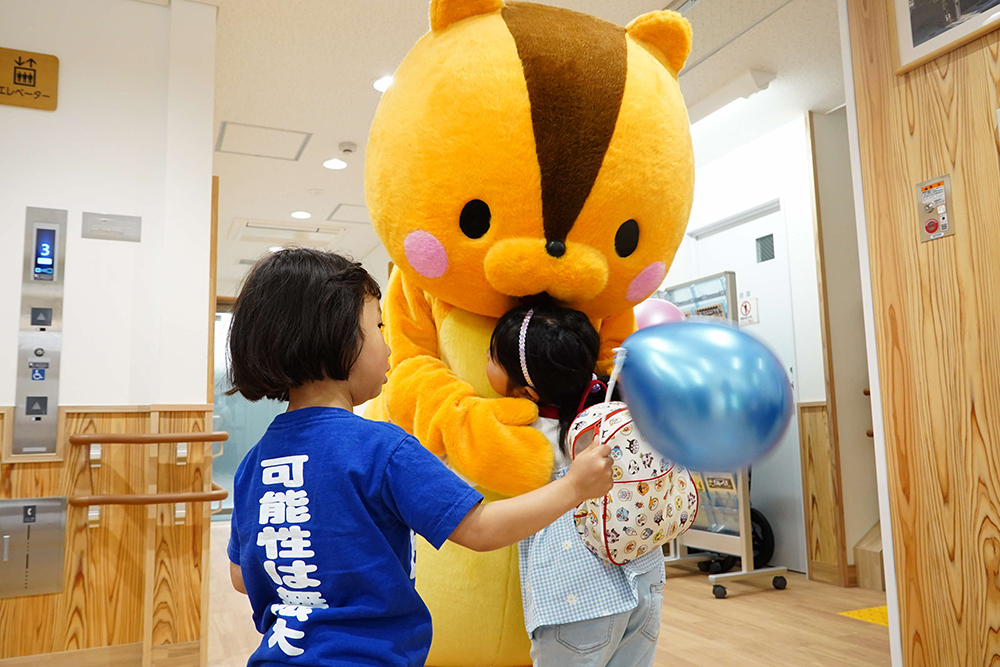 くるみちゃんと触れ合っている様子の写真