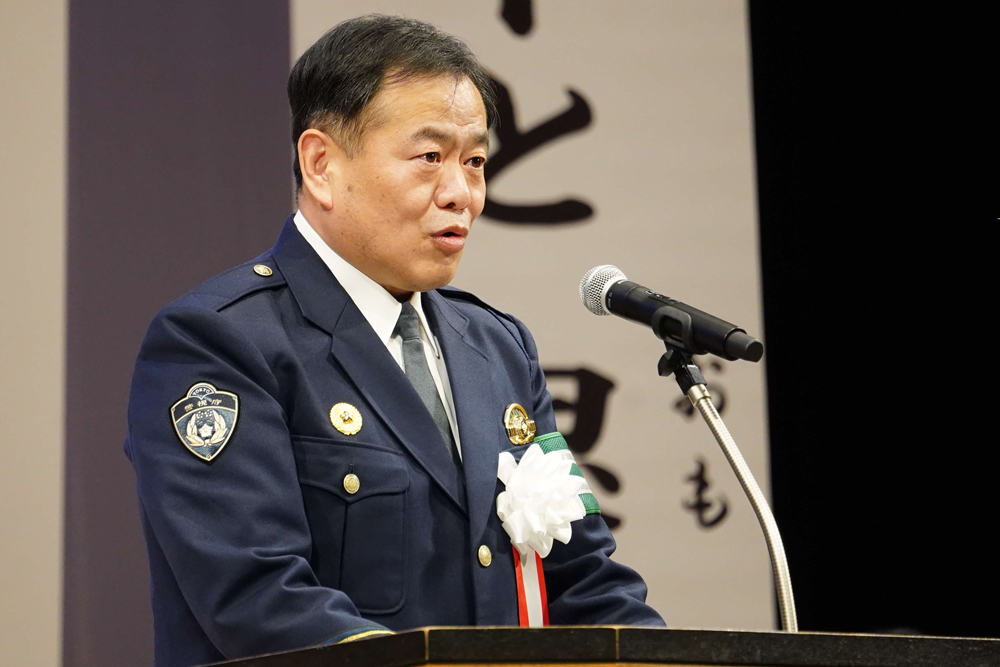 警察の人があいさつしている様子