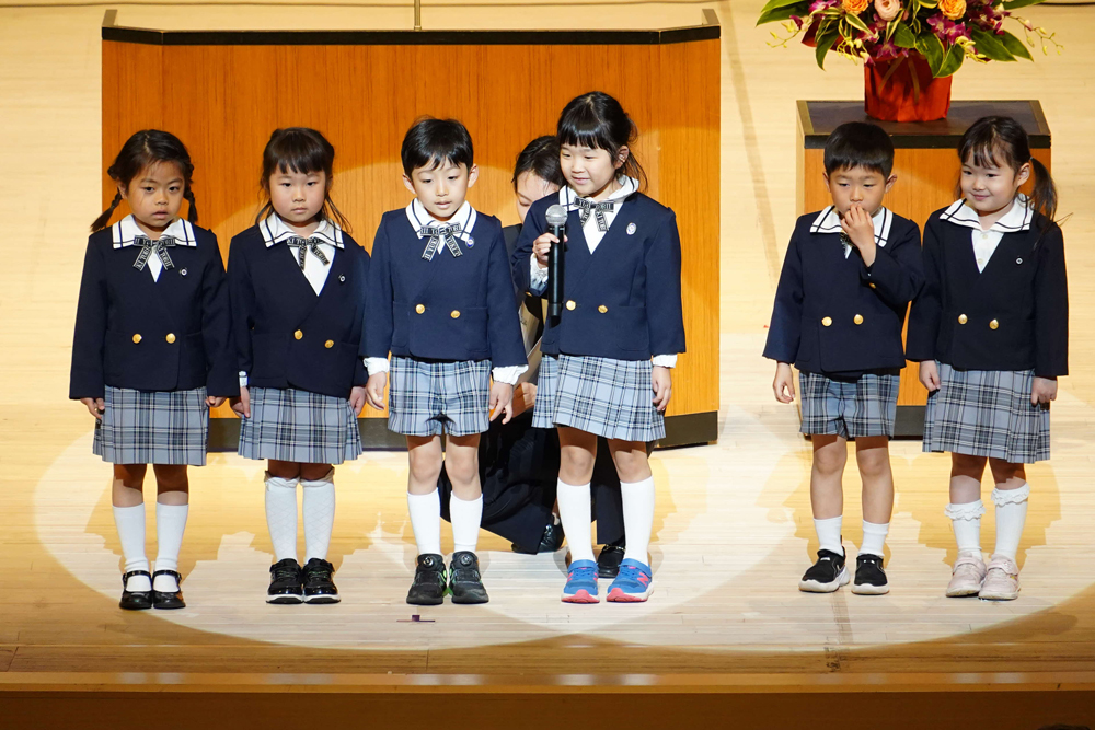 あいさつしたこともたちの写真