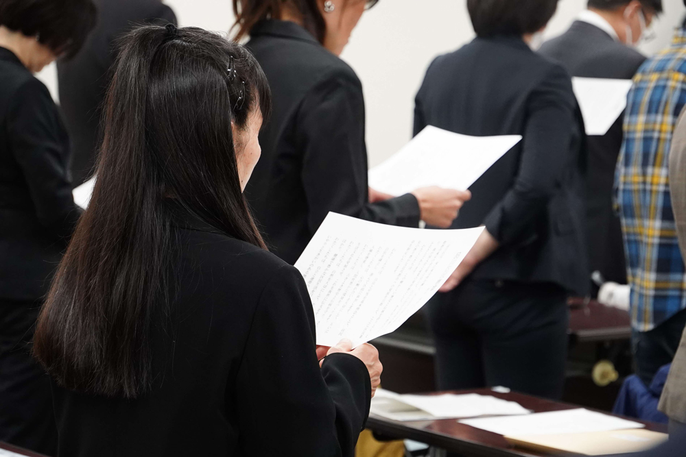 読んでいる様子の写真