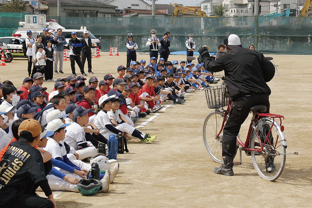 自転車の安全について少年に説明する画像