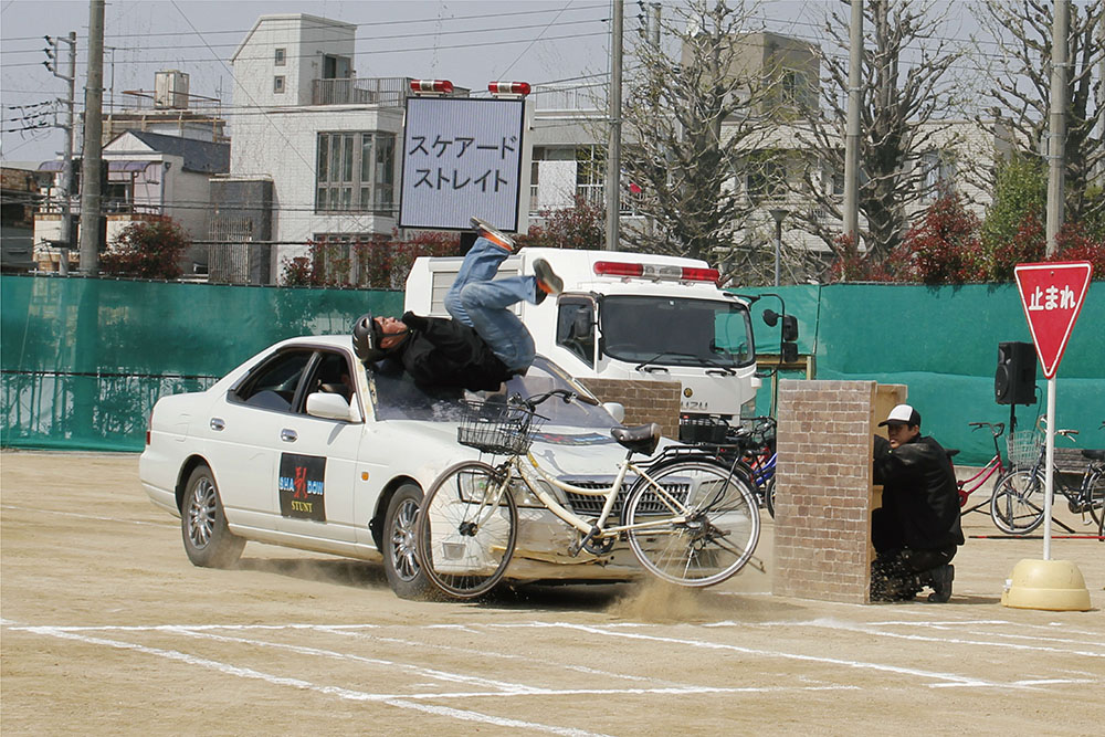 自転車と自動車の衝突する訓練の画像