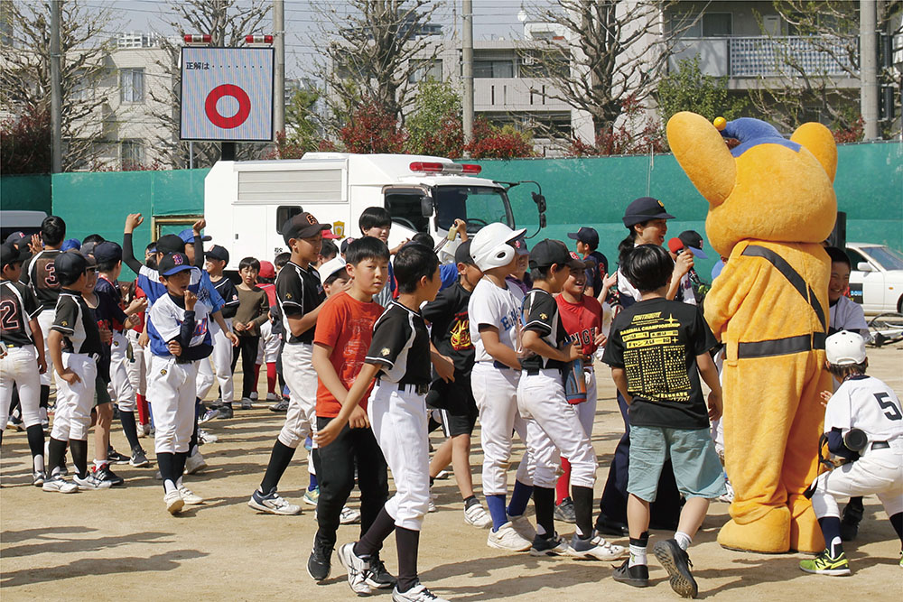 ピーポ君に集まる小学生の画像