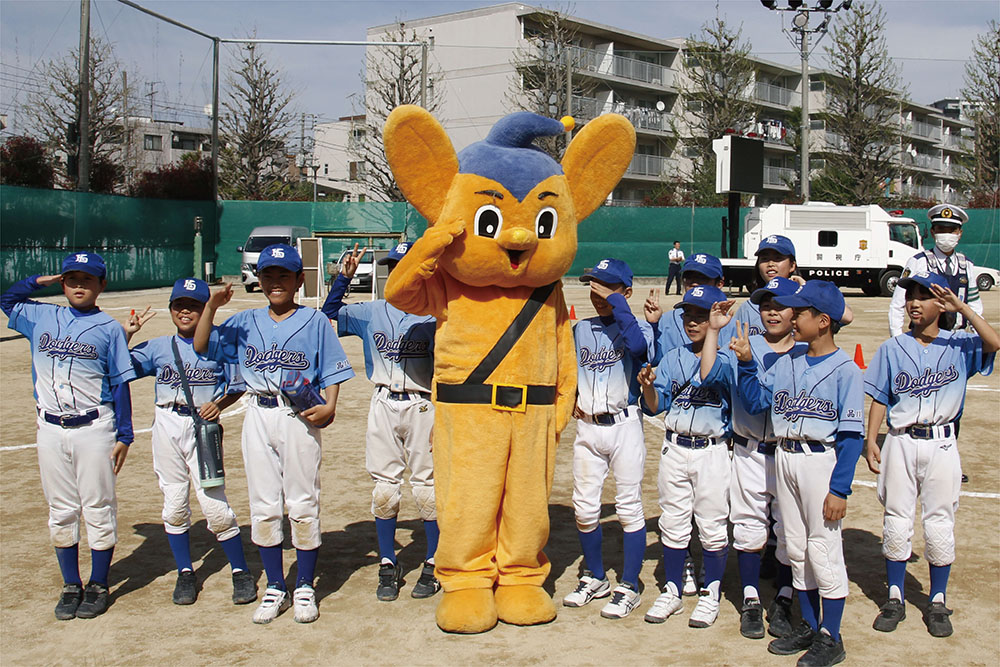 ピーポ君と小学生の集合写真