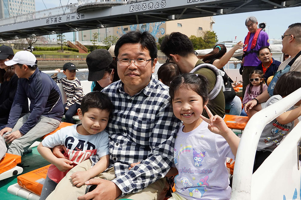 クルーズ周遊船を楽しむ親子の画像