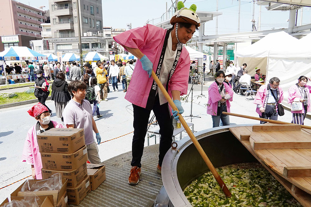 笠原シェフが調理する画像