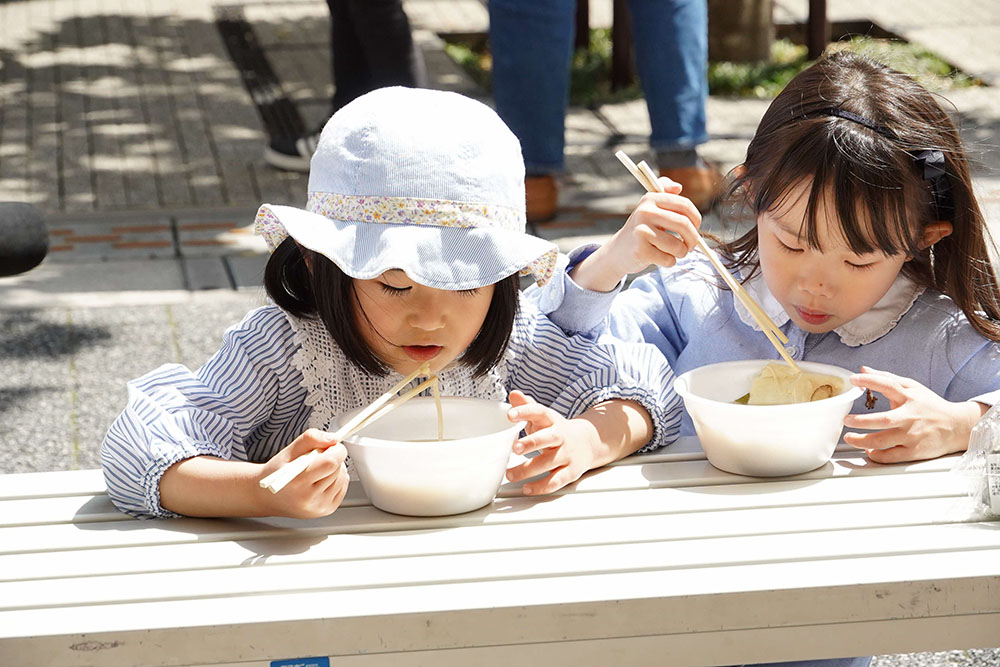 忠勝鍋を食べる子供の画像