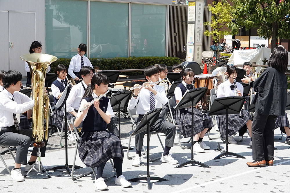 荏原平塚学園吹奏楽部が演奏する画像
