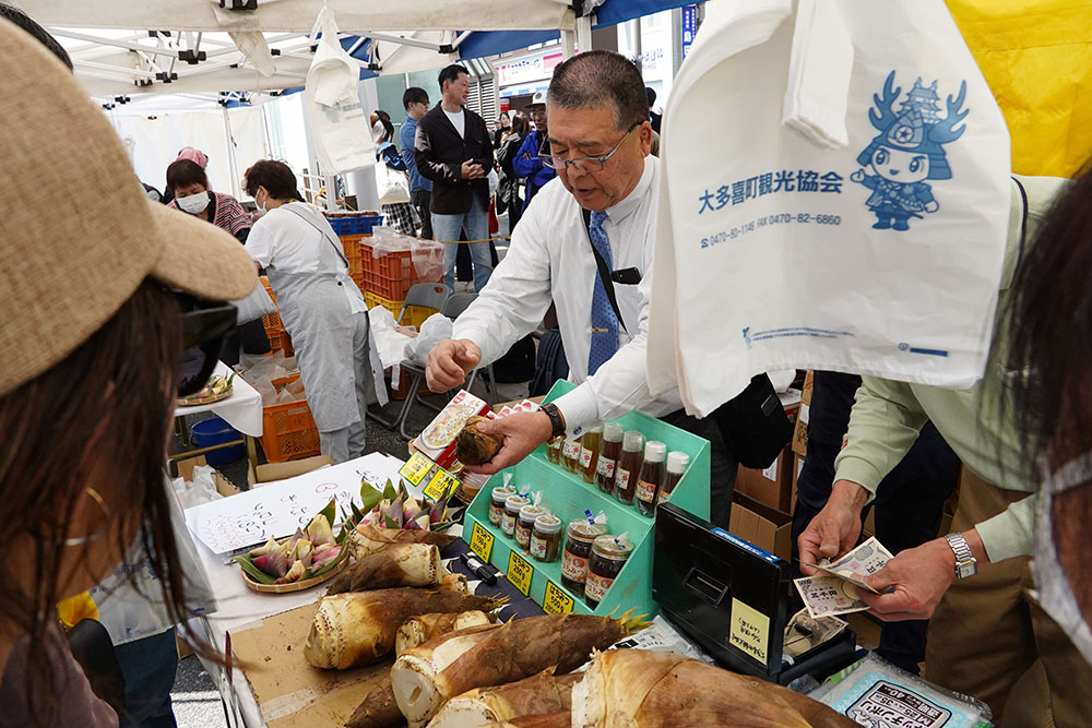 大多喜町平林町長がたけのこを販売する画像