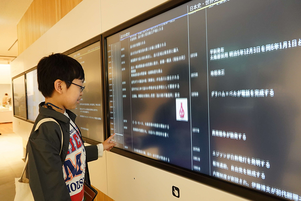 展示を見る子どもの画像