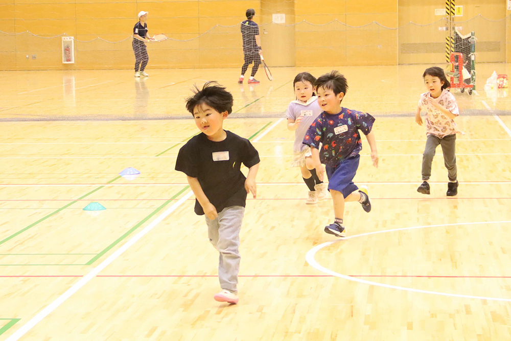 かけっこ競争する幼児クラスの参加者の画像