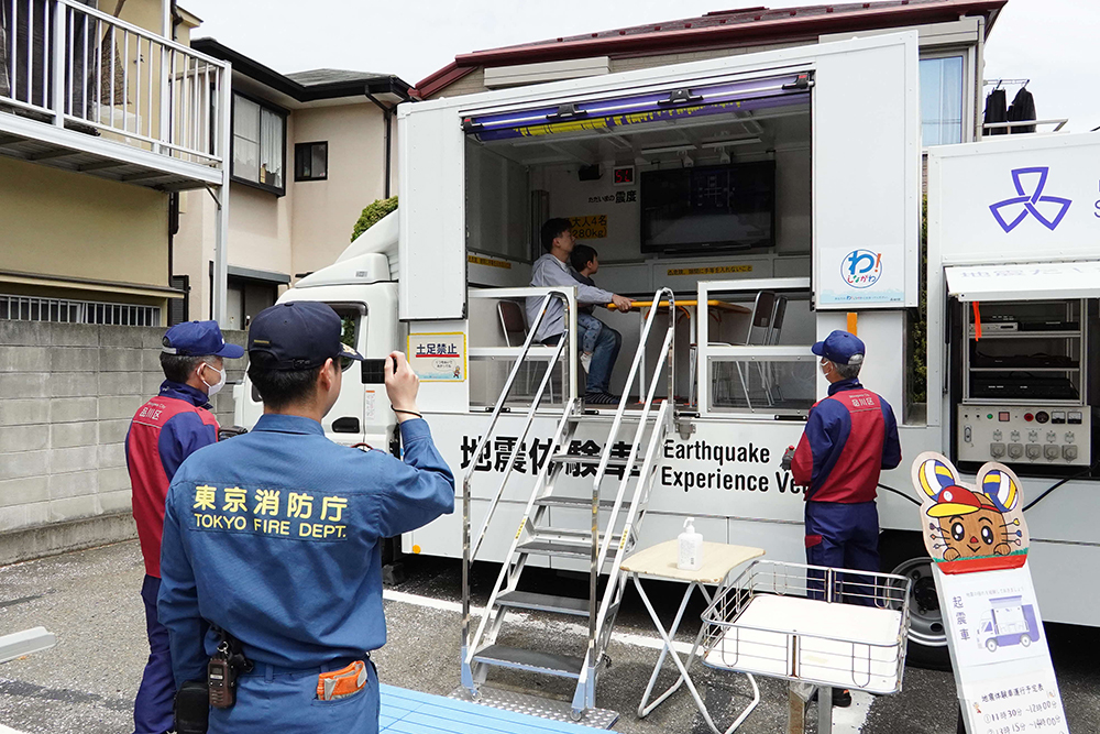 地震体験車の画像