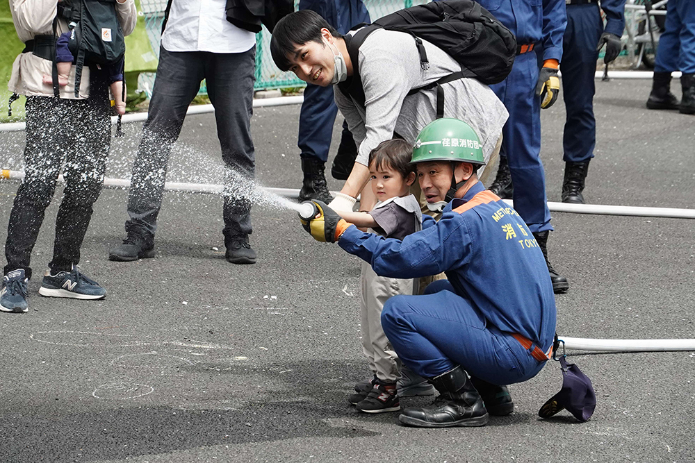 水消火器を持つ子どもの画像