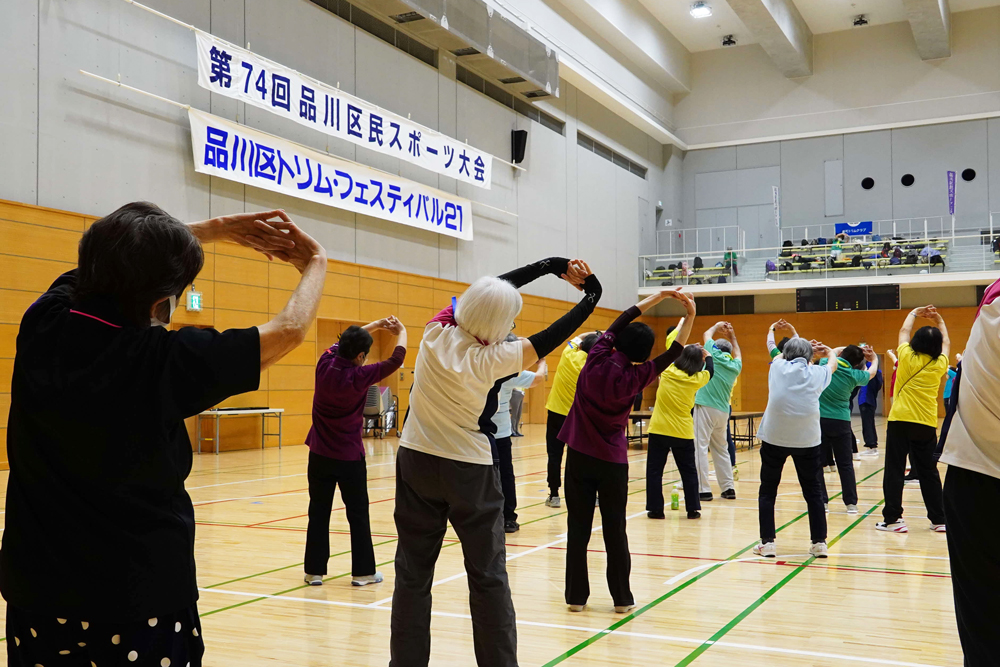 体操している様子の写真