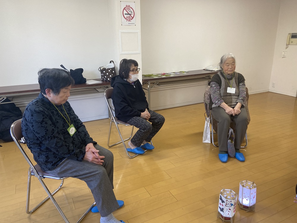 憩いの場で寝ている様子の写真