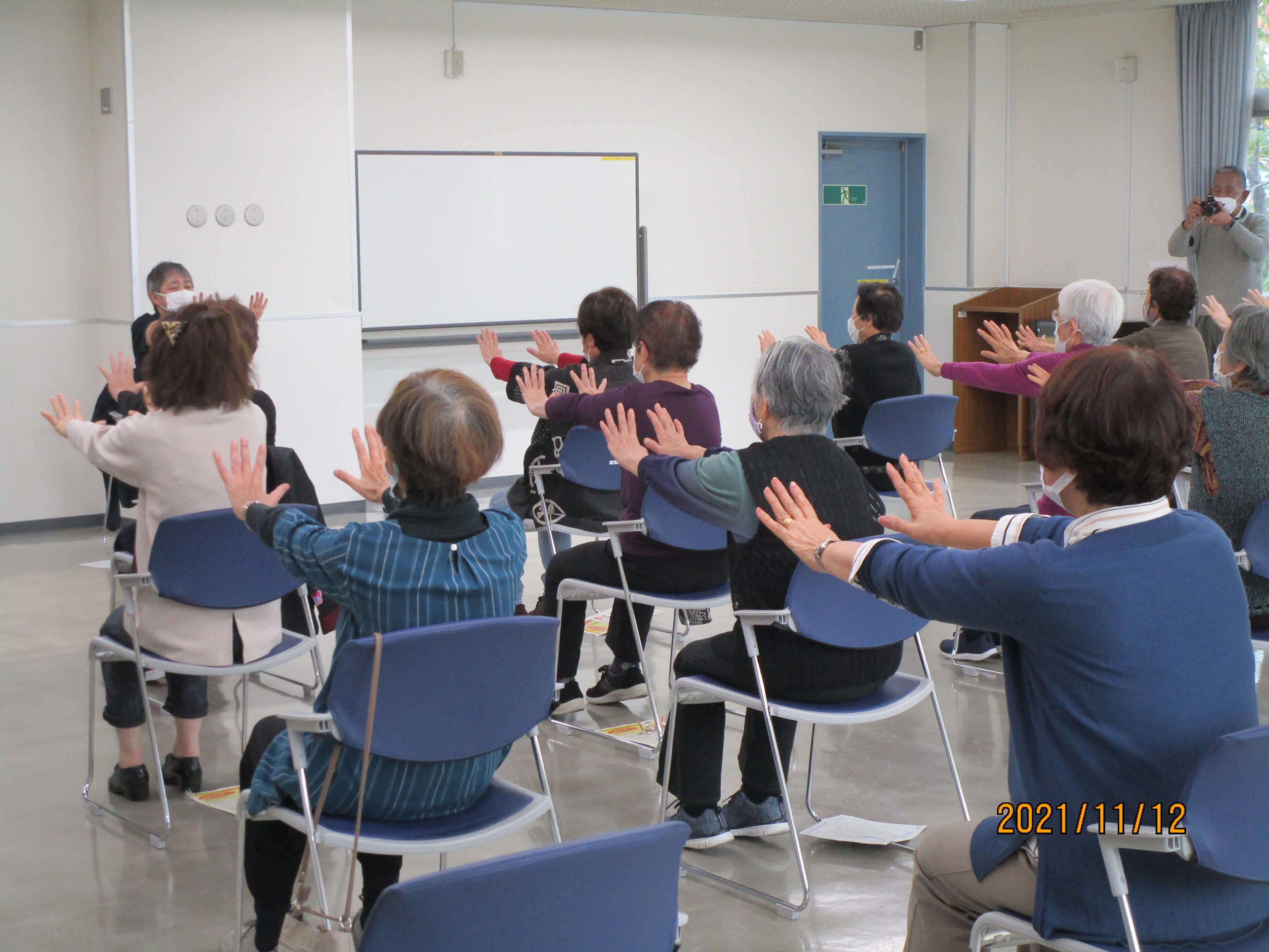 通いの場で体操をする写真