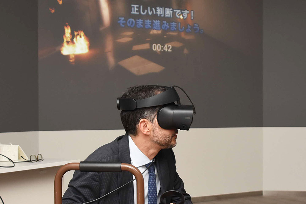 VR体験をする画像