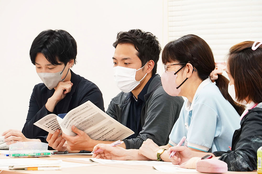 資料を読み込む写真