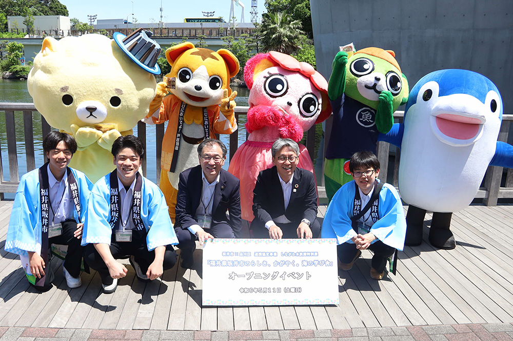 坂井市の公認キャラクターなどと一緒に記念撮影する画像
