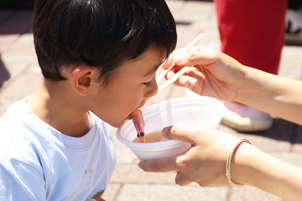 甘エビ汁を食べる子どもの画像