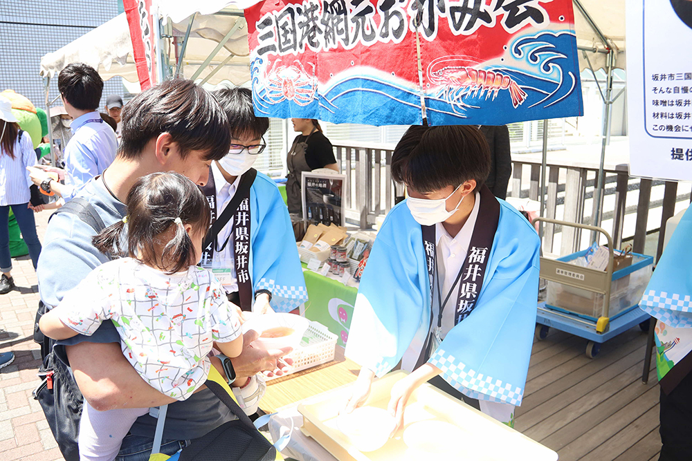 甘エビ汁をふるまう画像