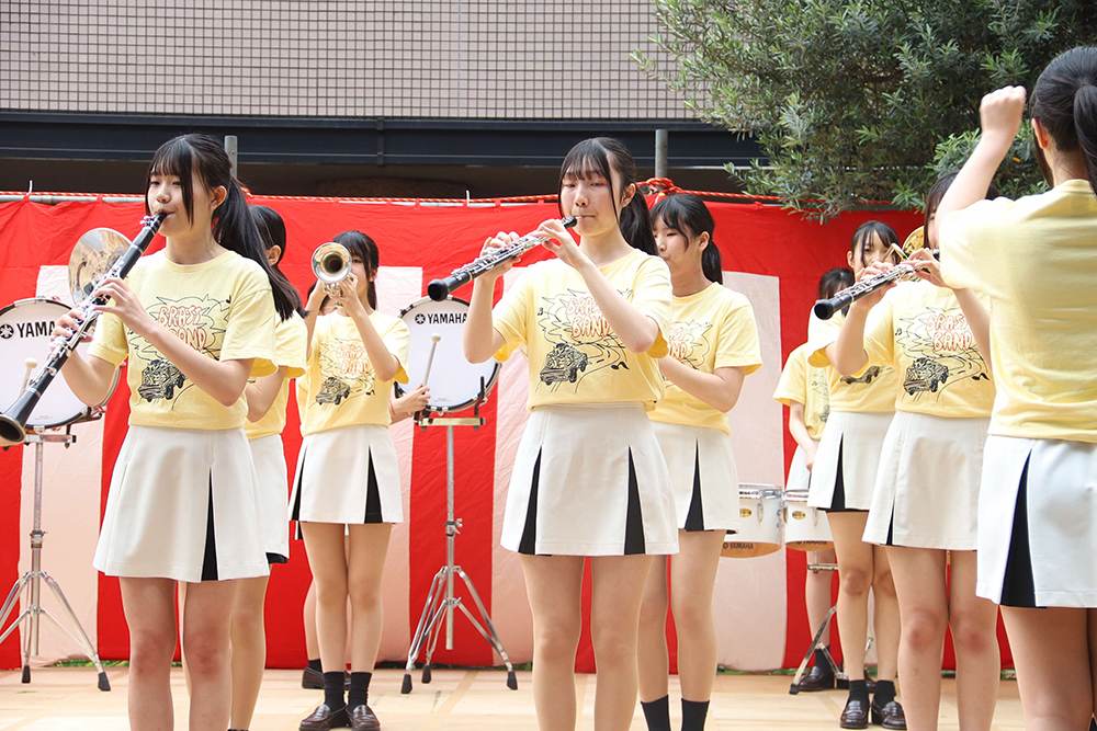 品川女子学院吹奏学部が演奏する様子の画像