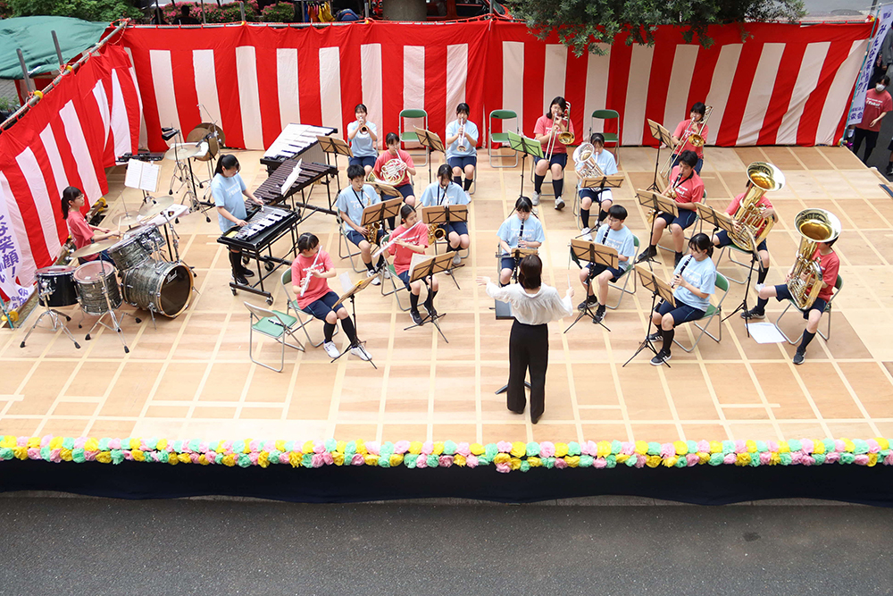 東海中学校ブラスバンド部が演奏する様子の画像
