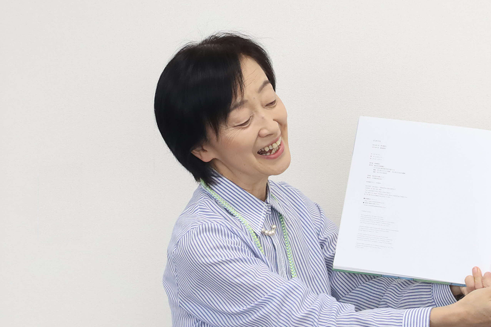 読み聞かせの技術を披露する講師の画像