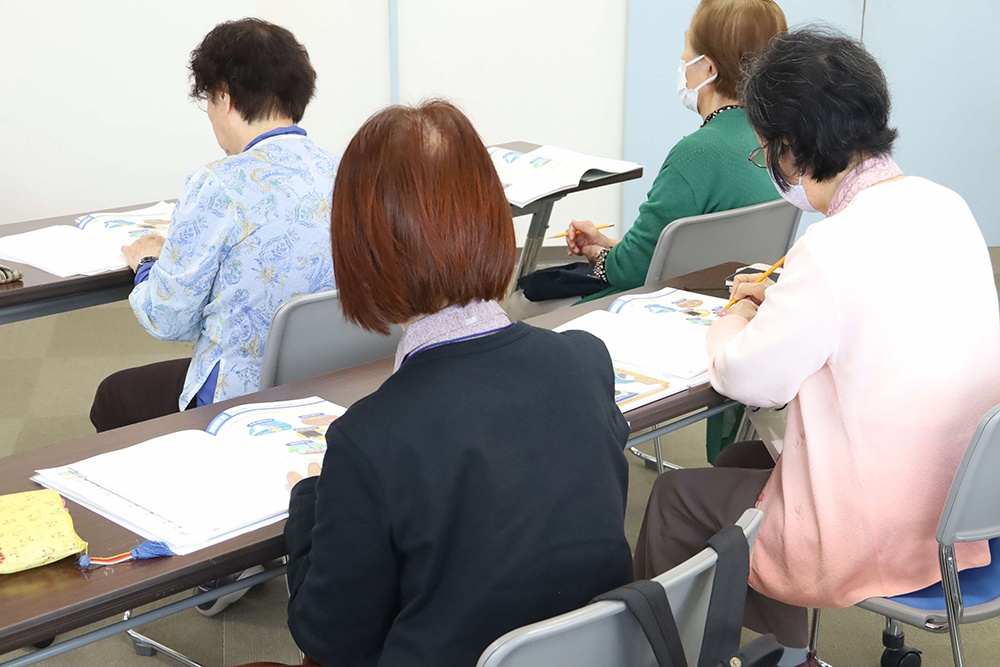 話を聞いてメモを散る受講者の画像