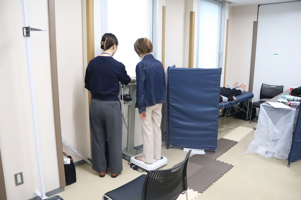 身体測定をする受講者の画像