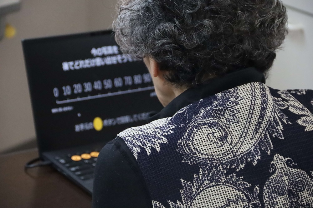 認知機能を測定する受講者の画像