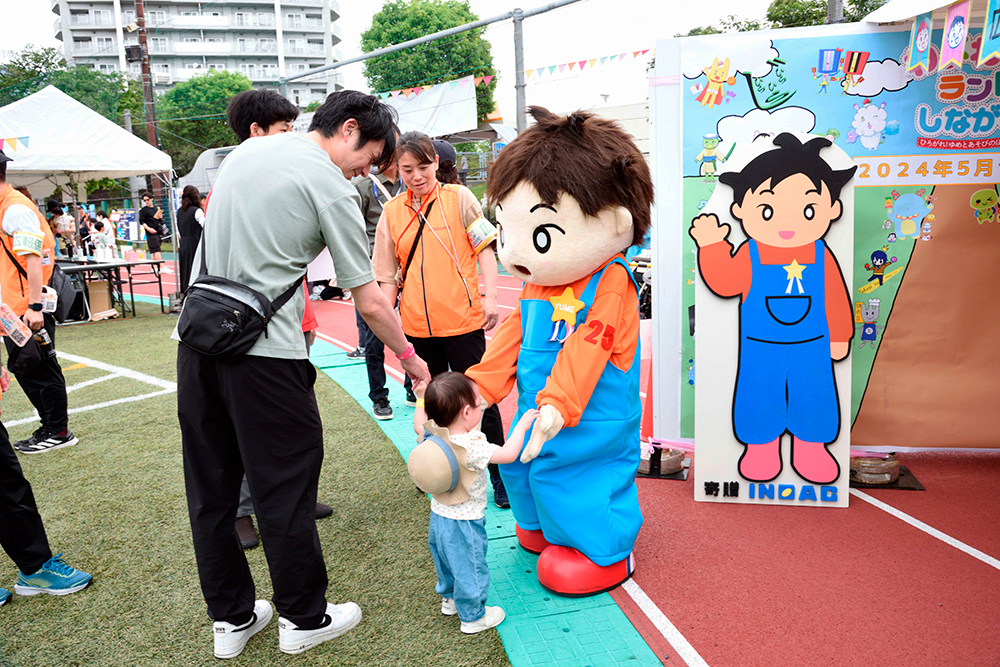 ゆめちゃんのキャラクターに挨拶している写真