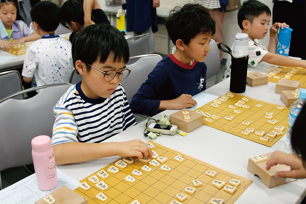 子どもたちが将棋をしている写真