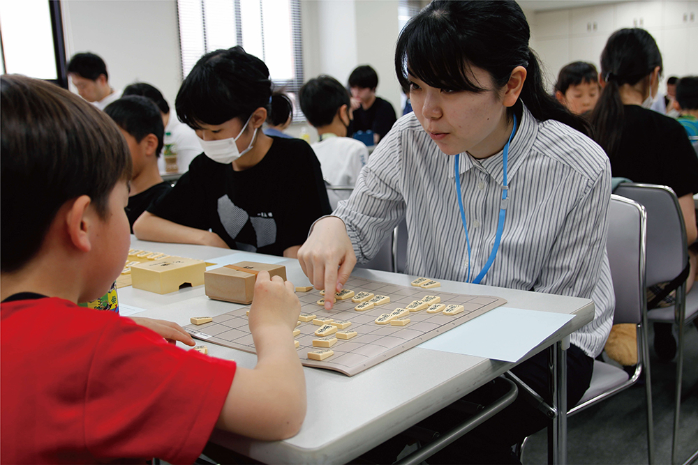 将棋をレクチャーしている写真