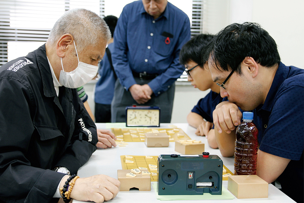 大人が将棋をしている写真