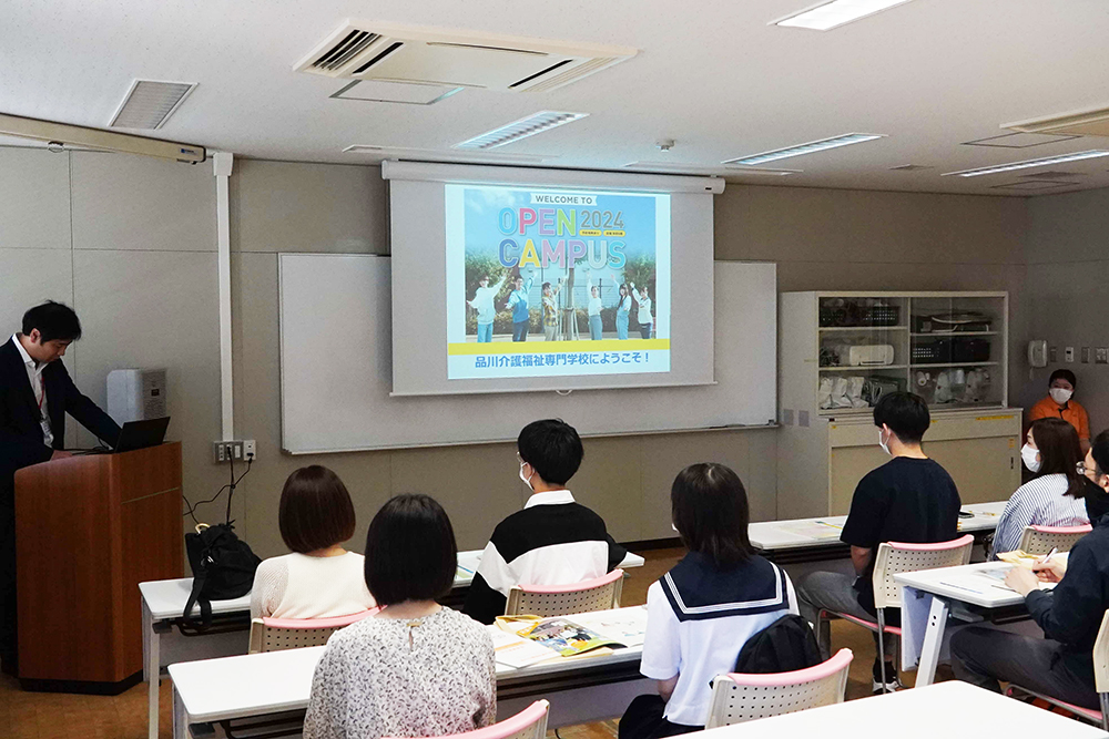 オープンキャンパスについて説明する様子の画像